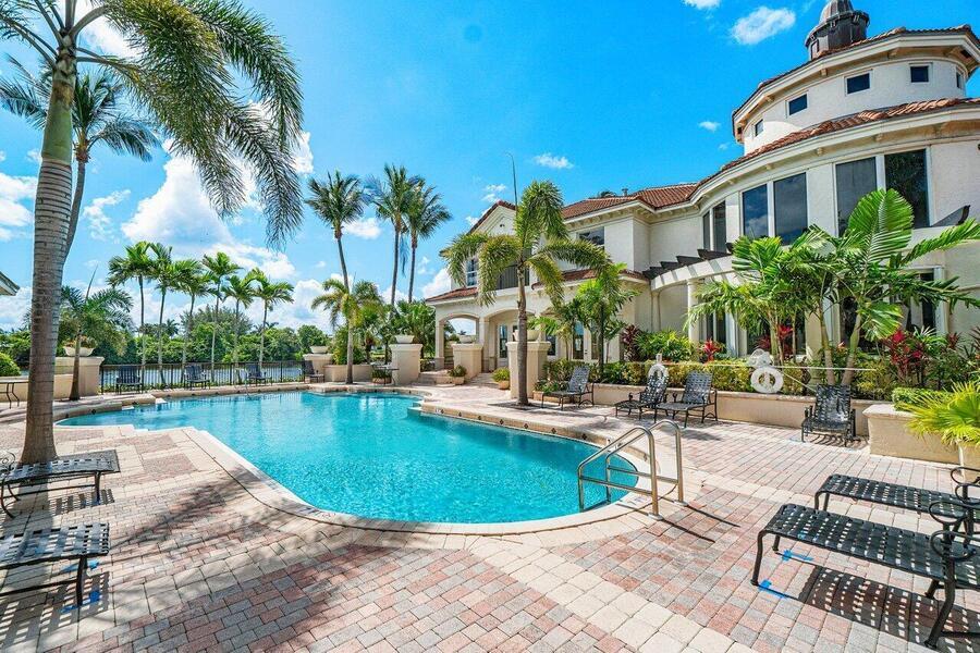 2211 Tuscany Way in Boynton Beach, FL - Foto de edificio