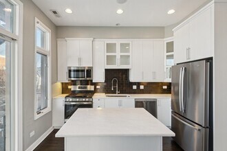 937 N Willard Ct, Unit 2 in Chicago, IL - Building Photo - Building Photo