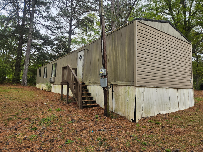 1995 Old Chipley Rd in Pine Mountain, GA - Foto de edificio - Building Photo