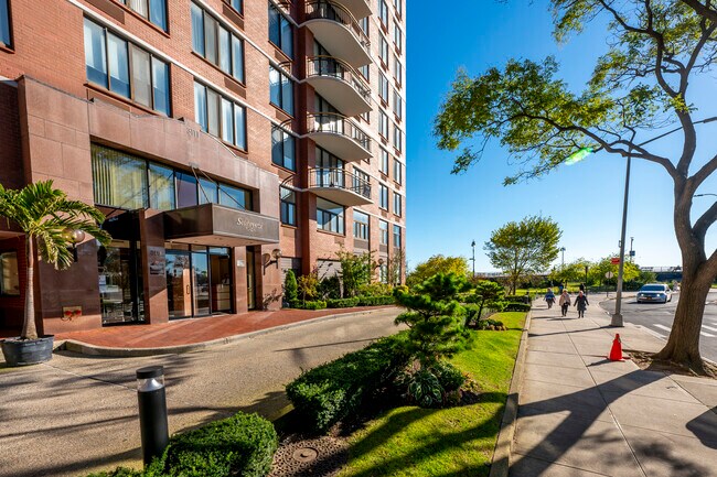 Seabreeze Plaza in Brooklyn, NY - Foto de edificio - Building Photo