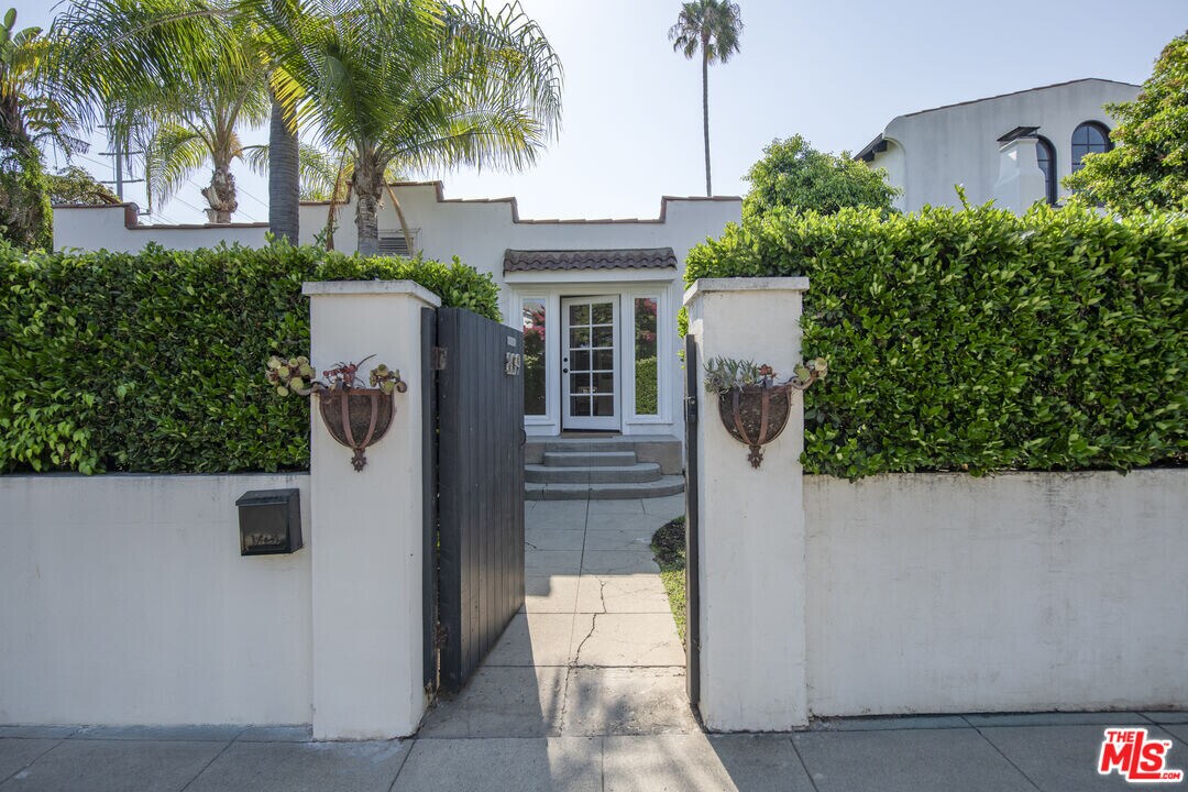809 N Stanley Ave in Los Angeles, CA - Building Photo