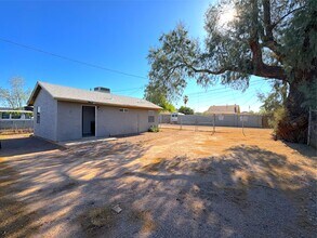 425 N 18th Dr, Unit 3 in Phoenix, AZ - Building Photo - Building Photo