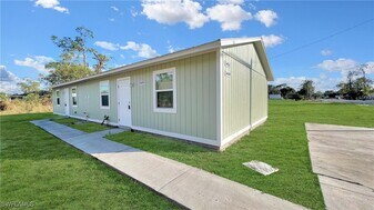 5451 Eighth Ave in Ft. Myers, FL - Building Photo