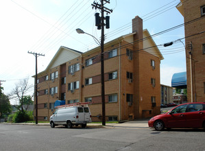 5109-5117 C St SE in Washington, DC - Foto de edificio - Building Photo