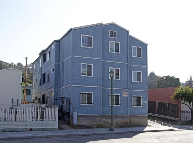 7732 Macarthur Blvd in Oakland, CA - Foto de edificio - Building Photo