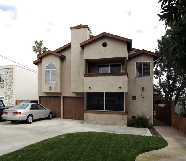 4745 W Mountain View Dr in San Diego, CA - Building Photo - Building Photo