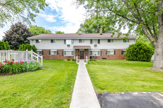 Whitman Park Apartments in Oconomowoc, WI - Building Photo - Building Photo