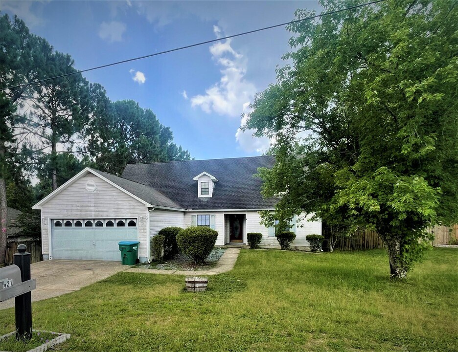 421 Juniper Dr in Crestview, FL - Building Photo