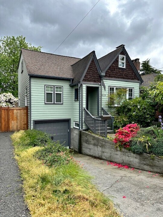 8220 Interlake Ave N in Seattle, WA - Building Photo