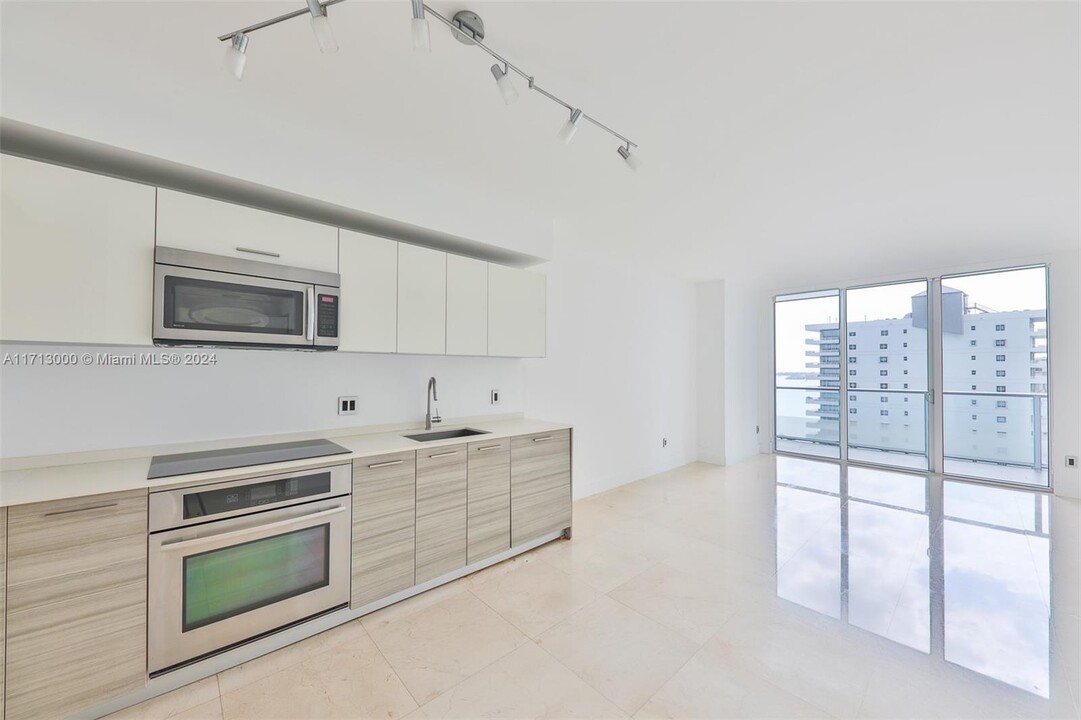 1300 Brickell Bay Dr, Unit 1206 in Miami, FL - Building Photo