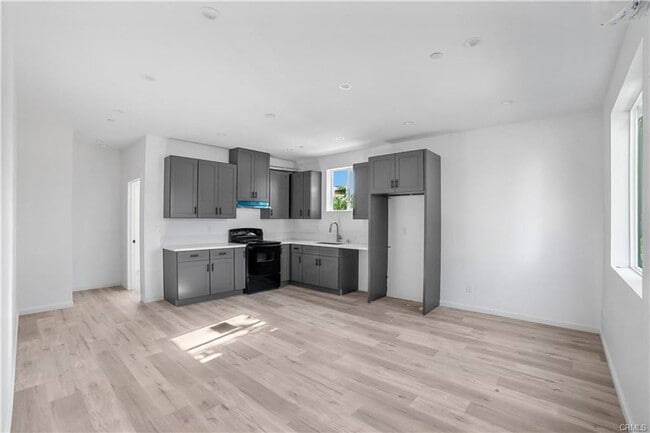 20553 Valerio St in Los Angeles, CA - Building Photo - Building Photo