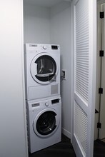 250 E Houston St-Unit -3J in New York, NY - Building Photo - Building Photo