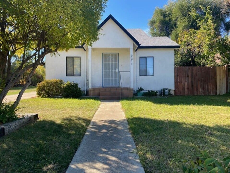 2214 Waldon St in Redding, CA - Building Photo