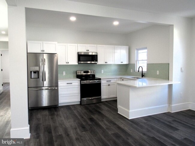 property at 704 Oak Ln