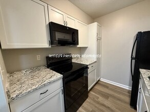 985 NW Colbern Rd in Lee's Summit, MO - Building Photo - Building Photo