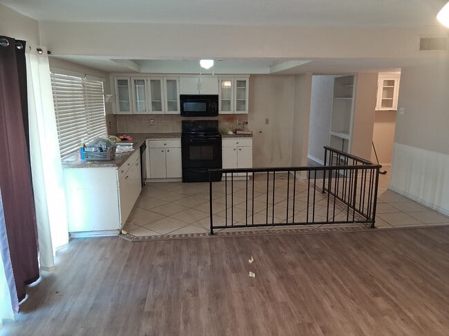 property at 2914 Pinewood Dr