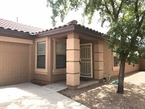 2425 E Hazeltine Way in Chandler, AZ - Building Photo - Building Photo