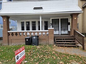 942 Eddy Rd in Cleveland, OH - Building Photo