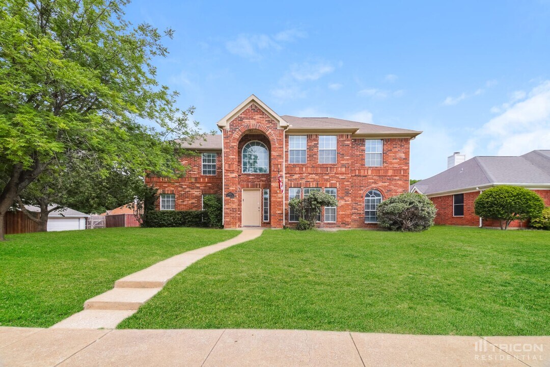 1701 Pecan View Dr in Garland, TX - Foto de edificio