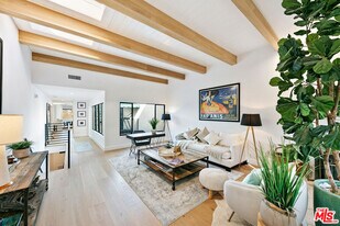 6502 Dume Dr in Malibu, CA - Building Photo