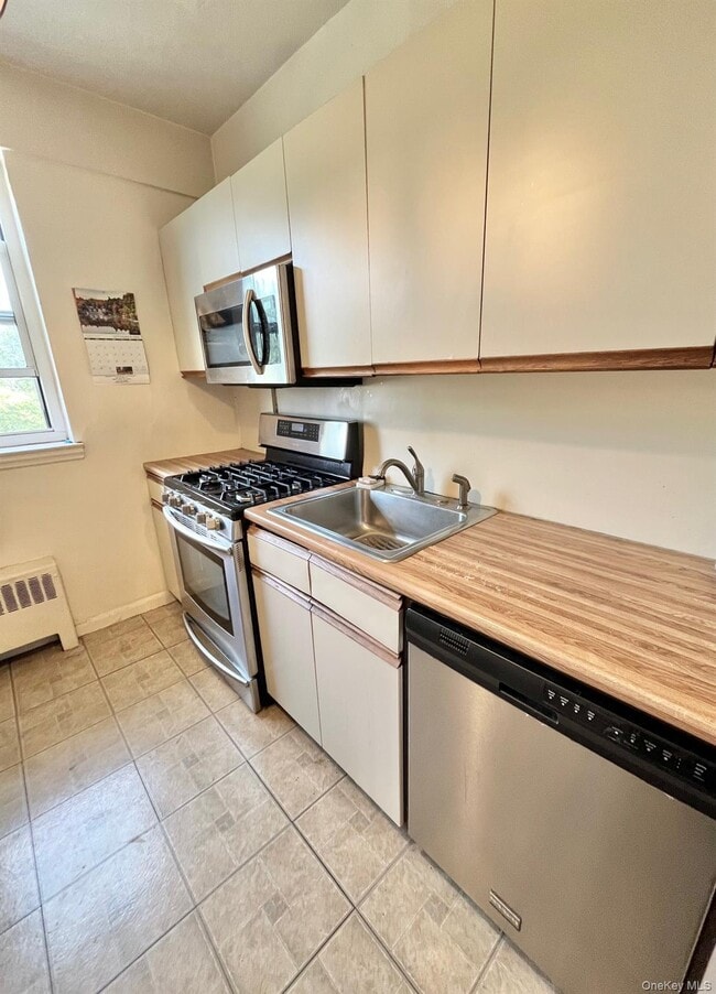 210 Pelham Rd in New Rochelle, NY - Building Photo - Building Photo