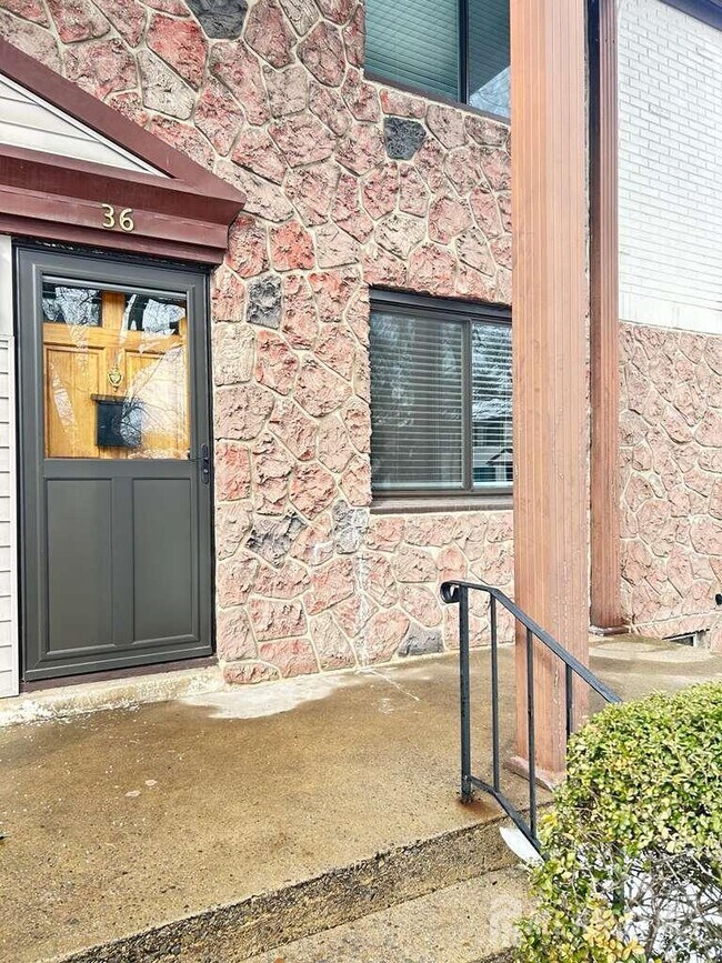 36 Kate Ln in Metuchen, NJ - Foto de edificio - Building Photo