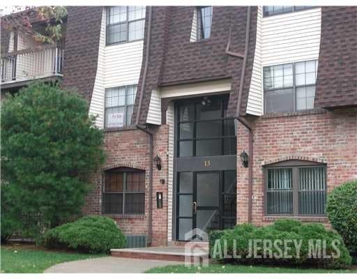 1301 Green Hollow Dr in Iselin, NJ - Foto de edificio