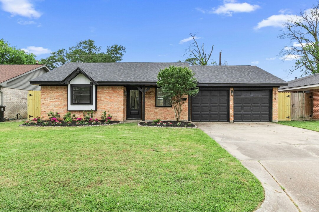 5519 De Lange Ln in Houston, TX - Building Photo