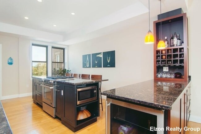 2021 Commonwealth Ave, Unit 1 in Boston, MA - Foto de edificio - Building Photo