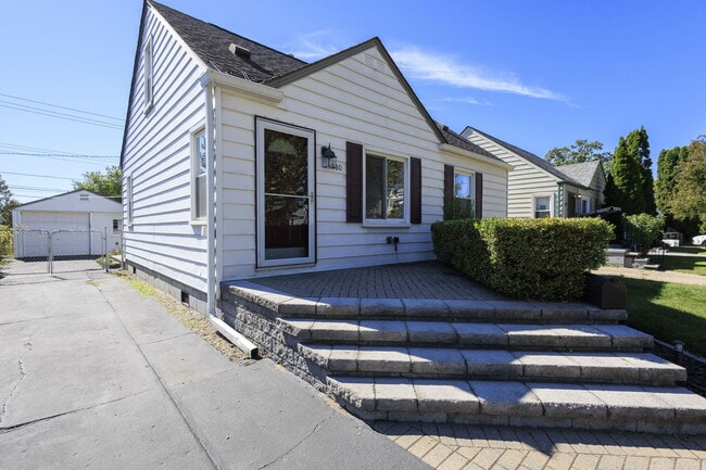 880 E Rowland Ave in Madison Heights, MI - Foto de edificio - Building Photo
