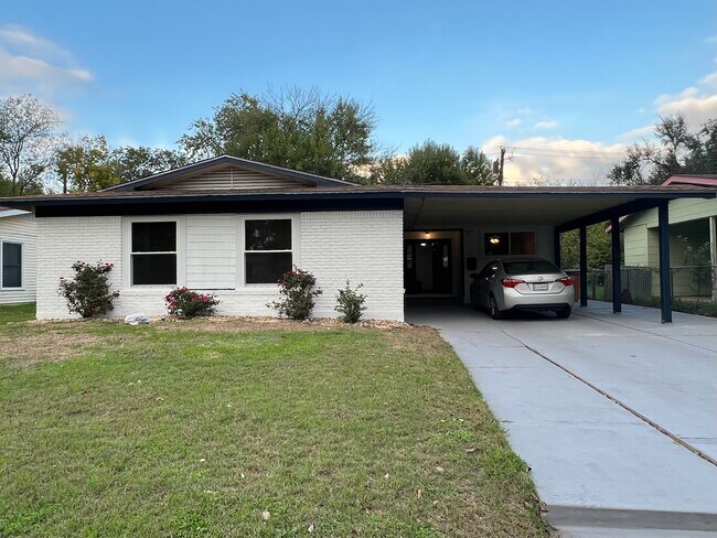 property at 1318 Broadmoor Dr