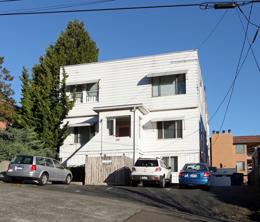 3910 Latona Ave NE in Seattle, WA - Building Photo