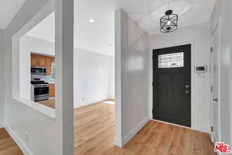 12801 Friar St in Los Angeles, CA - Foto de edificio - Building Photo