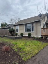 1374 6th St NW in Salem, OR - Foto de edificio - Building Photo