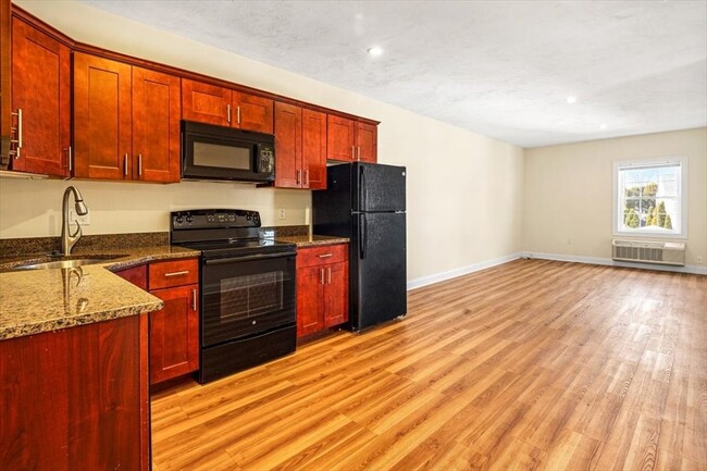225 W Squantum St, Unit 205 in Quincy, MA - Building Photo - Building Photo