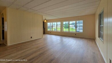 7393 Fairlane Ave in Brooksville, FL - Foto de edificio - Building Photo