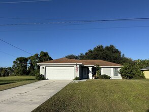 3618 NE 18th Pl in Cape Coral, FL - Foto de edificio - Building Photo