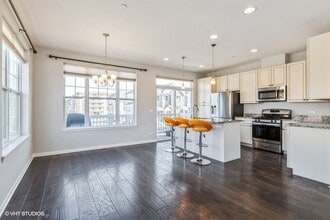 801 Lee St in Des Plaines, IL - Building Photo - Building Photo