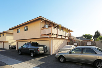 16571 Kellog Cir in Huntington Beach, CA - Foto de edificio - Building Photo