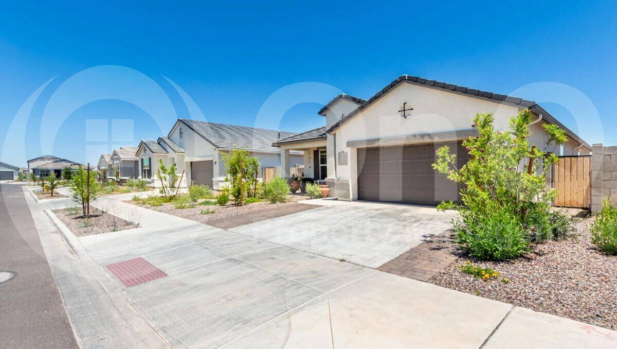 8222 S 44th Gln in Phoenix, AZ - Building Photo