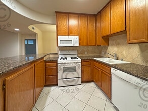 12140 Moorpark St in Studio City, CA - Building Photo - Building Photo