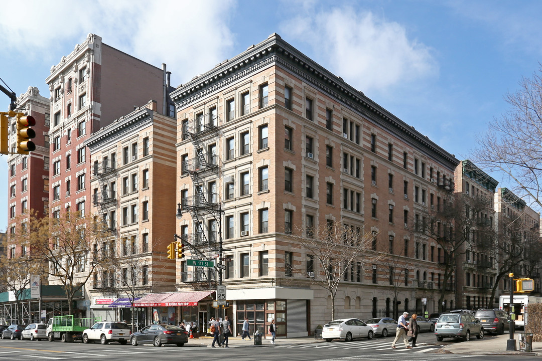 St John Court in New York, NY - Building Photo