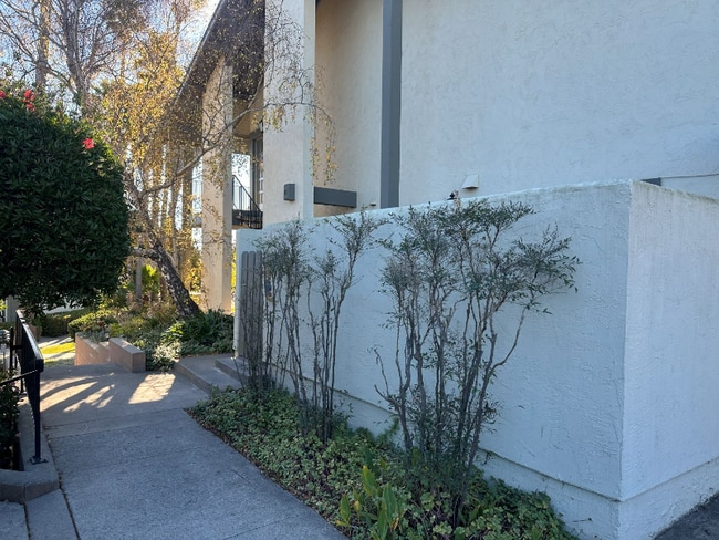 1750 Prefumo Canyon Rd in San Luis Obispo, CA - Foto de edificio - Building Photo