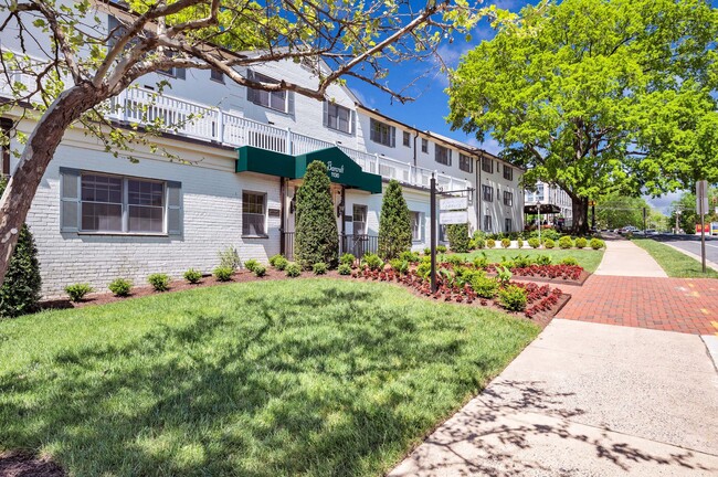 Barcroft Apartments in Arlington, VA - Building Photo - Building Photo