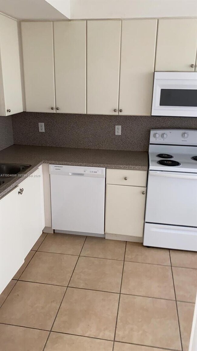 22831 SW 88th Pl in Cutler Bay, FL - Building Photo - Building Photo