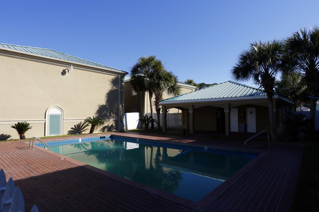 South Palm Villas in Biloxi, MS - Building Photo - Building Photo