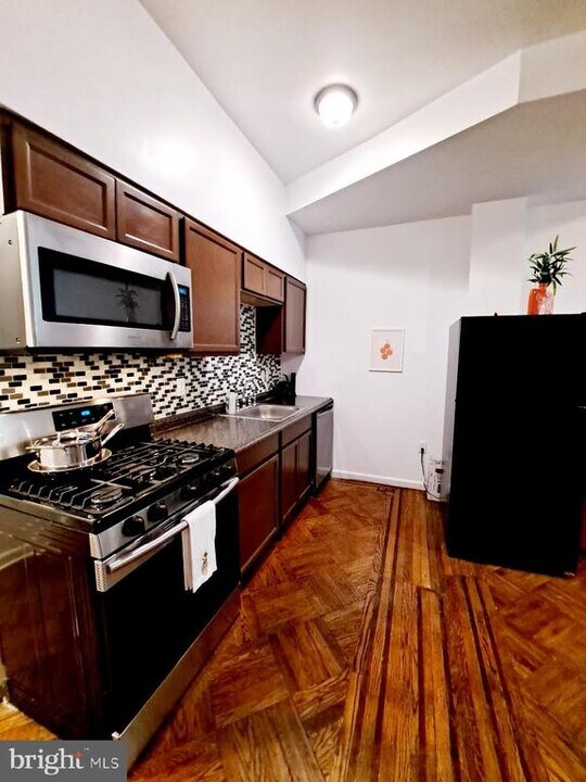 4064 Parkside Ave in Philadelphia, PA - Building Photo