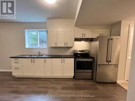 30 Porritt St in Barrie, ON - Building Photo