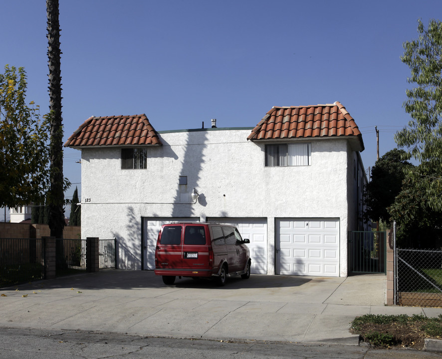 123 Harps St in San Fernando, CA - Foto de edificio