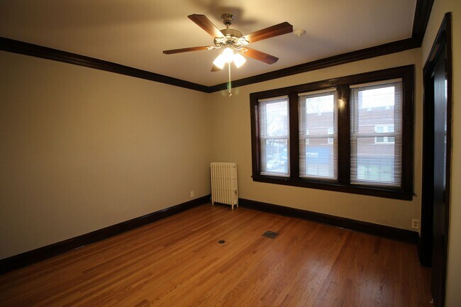 6057 W Addison St, Unit 2 in Chicago, IL - Building Photo - Building Photo